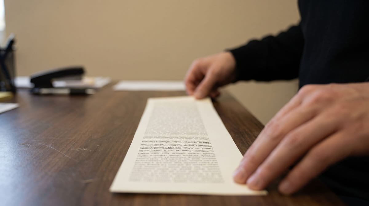Spanish translation visual: A printed timing strip trimmed to length and laid dead straight.